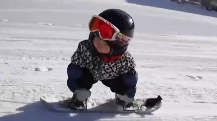 Furor en China por una bebé de 11 meses que practica snowboard