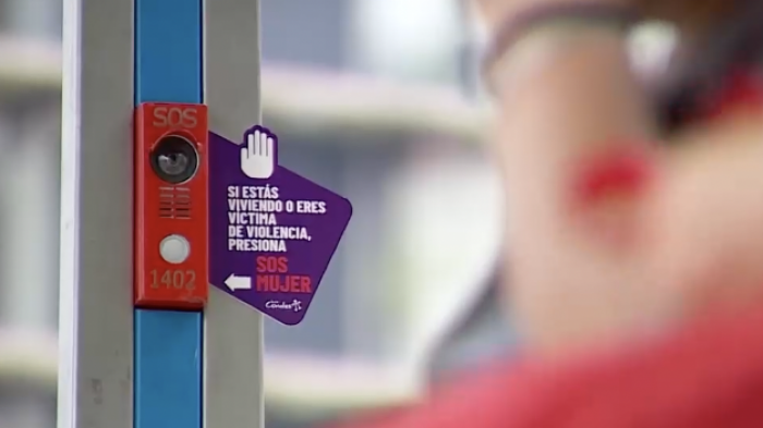 Instalan botones de pánico en paraderos para ayudar a mujeres víctimas de acoso callejero