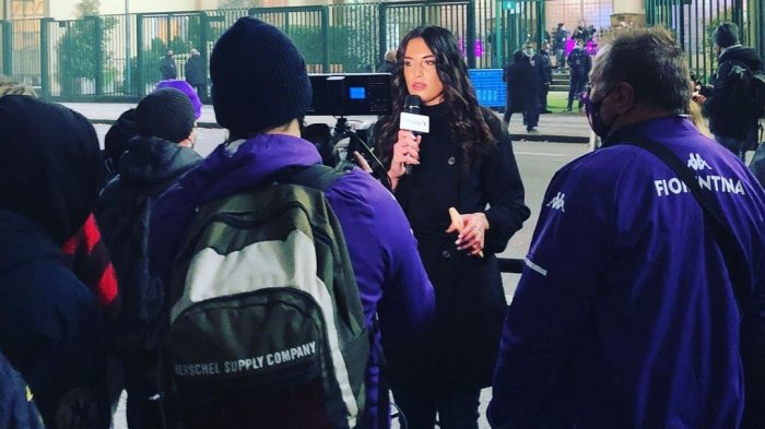 Periodista italiana fue acosada en vivo mientras entrevistaba hinchas tras un partido