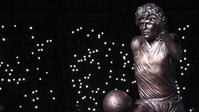 Napoli exhibió estatua de Diego Maradona en su estadio ante 60 mil hinchas
