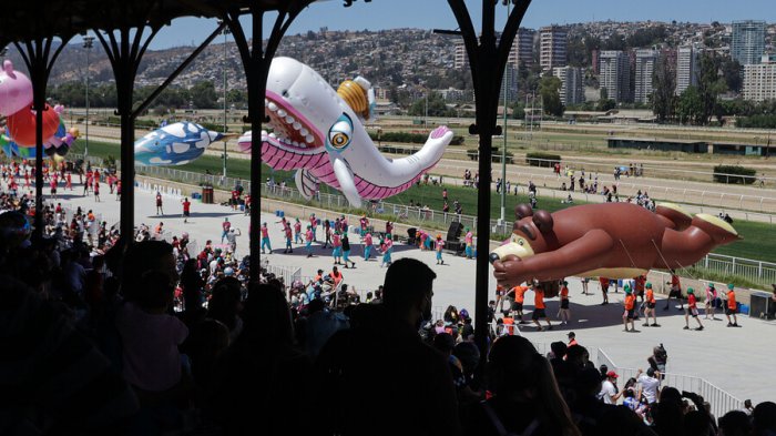 Polémica en acceso al Paris Parade en Viña del Mar: Público derribó la reja de ingreso