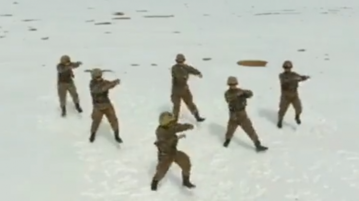 A 5.200 metros de altura: Soldados sorprendieron con coordinado baile en la nieve