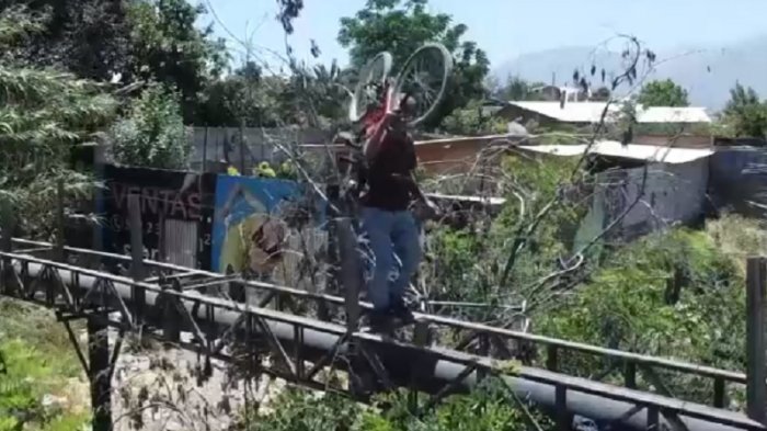 Chile a medias: Tubería en Colina es usada como puente y es la única conexión posible a servicios