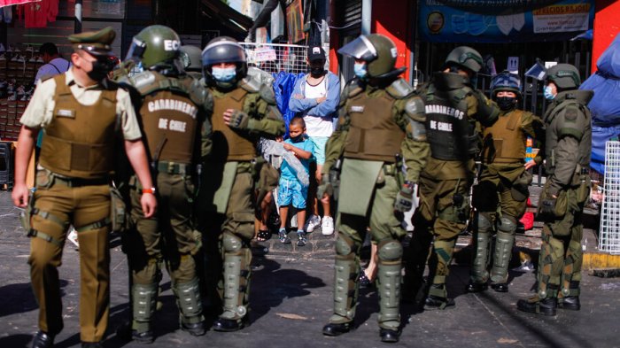 Tensa mañana en Meiggs: Carabineros despeja las calles que impedían el acceso a un Cesfam en Santiago