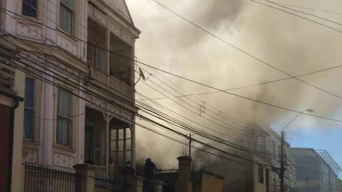 Un adulto mayor murió tras incendio en Valparaíso: No pudo escapar por una operación de cadera