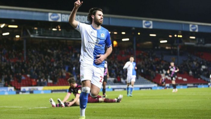 Locura en Inglaterra: Fanático del Blackburn Rovers se tatuó a Ben Brereton en su estómago