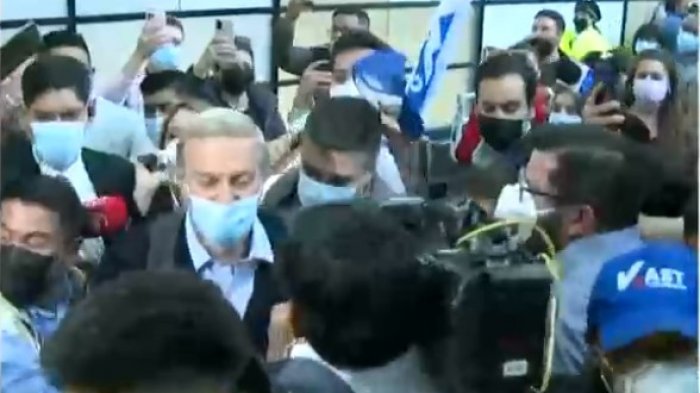 Ya llegó a Chile: Así fue el caótico recibimiento de Kast en el aeropuerto