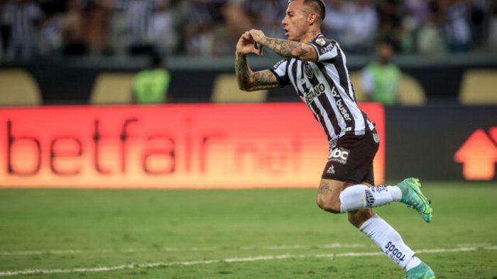 Tras 50 años de sequía: Eduardo Vargas es campeón con el Atlético Mineiro del Brasileirao 2021