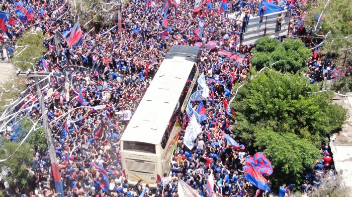 Hinchas de la U realizan masivo banderazo de cara al crucial duelo ante La Calera
