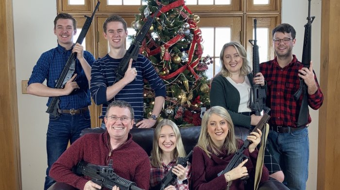 Congresista de EE.UU. publicó foto navideña armado junto a su familia: 