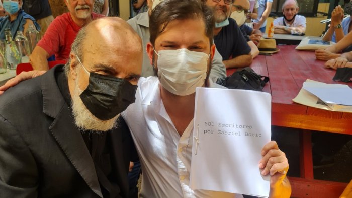 Más de mil escritores y artistas entregan respaldo a Gabriel Boric