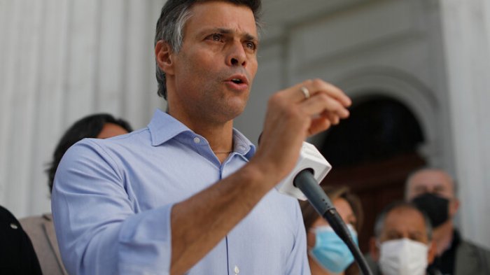 Leopoldo López fue agredido con huevos en su visita a la Convención Constitucional
