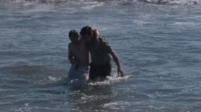 Carabinero logró el rescate de dos personas en peligro de inmersión en playa de El Tabo