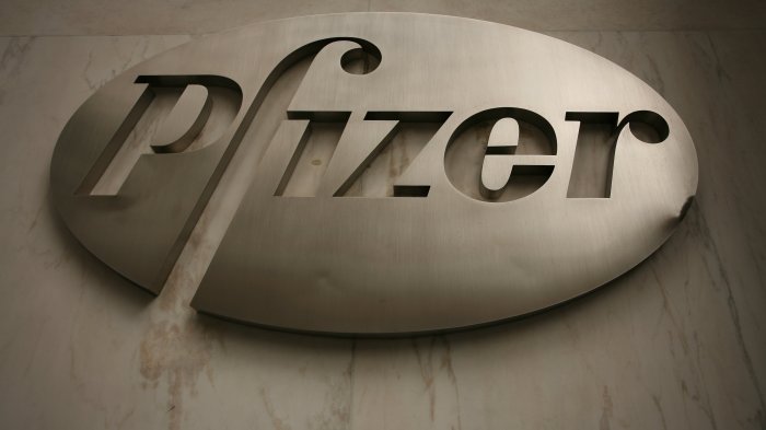 Pfizer y BioNTech dicen que tres dosis de su vacuna serían suficientes contra la variante ómicron