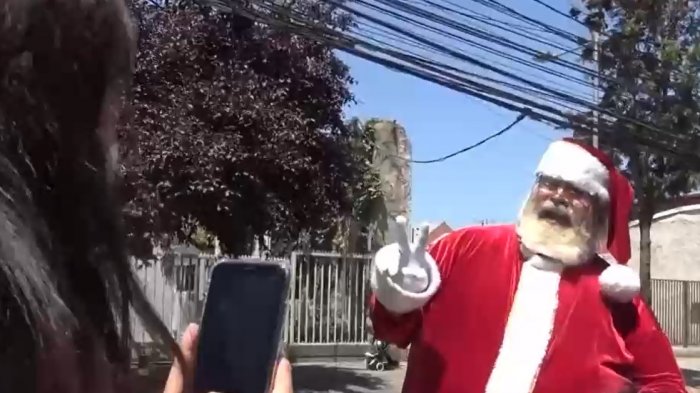 Viejo Pascuero fue expulsado de mall en Chicureo luego de que los clientes le pidieran fotos