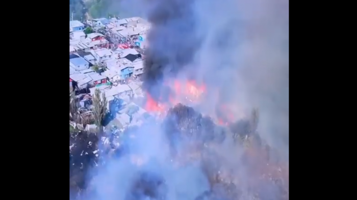 Registro aéreo del incendio en Castro muestra cómo el fuego sigue propagándose por las viviendas