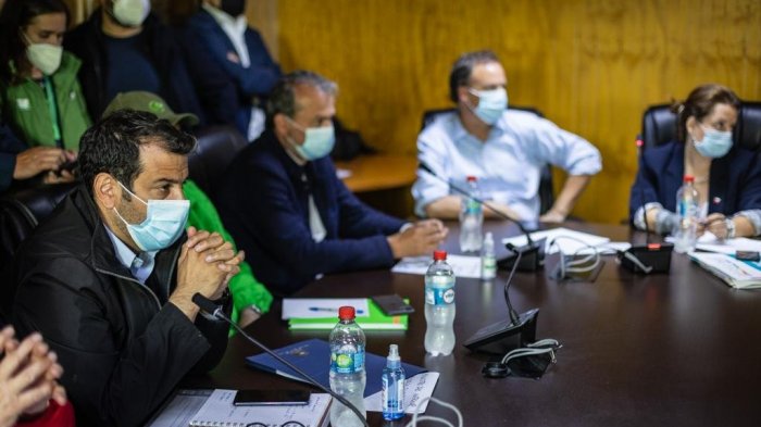 Ministro Delgado llegó a Castro tras incendio: 