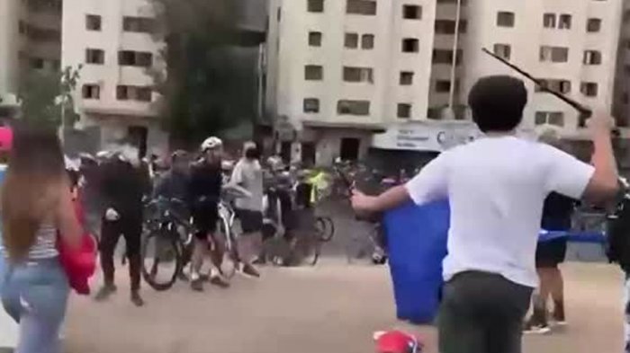 Adherentes de Kast y Boric se enfrentaron en medio de banderazo en Plaza Baquedano