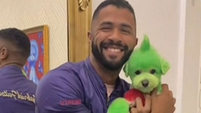 Acusan de maltrato animal a hombre que tiñó a perro para transformarlo en 