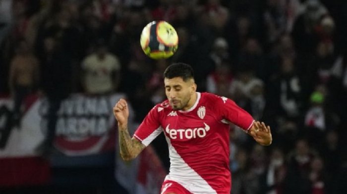 Maripán jugó todo el partido y fue amonestado por derribar a Messi en derrota del Mónaco ante el PSG