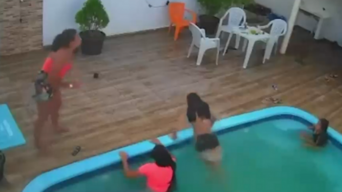 Niña de 13 años casi muere ahogada en una piscina luego de que su pelo se atascara con el filtro