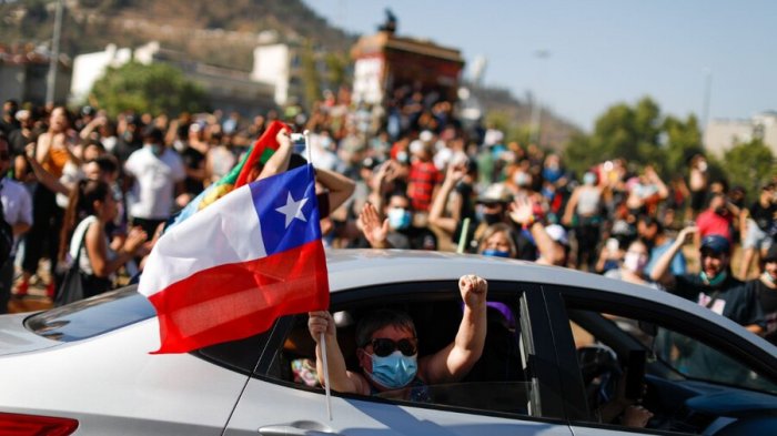 Imágenes: Grupo de gente llegó con champaña y cerveza a Plaza Italia por muerte de Lucía Hiriart
