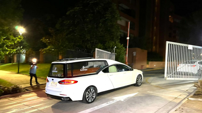 Carroza fúnebre llegó a la casa de Lucía Hiriart durante la madrugada