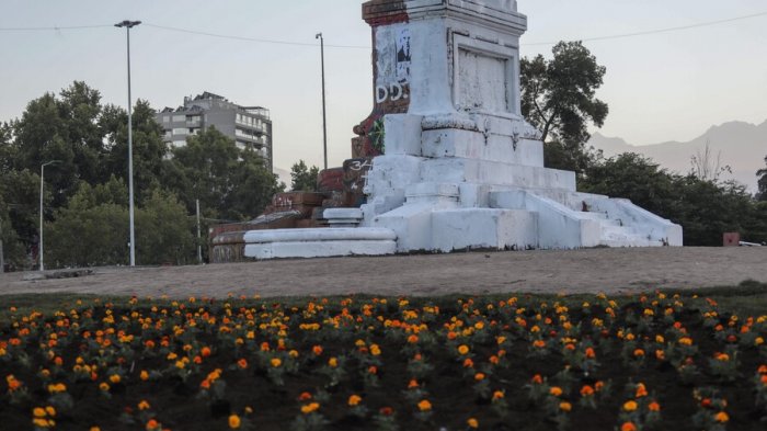 Adherentes de Kast pintaron e instalaron pasto y flores en la mitad de Plaza Italia