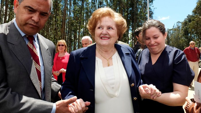 Certificado de defunción establece causa de muerte de Lucía Hiriart