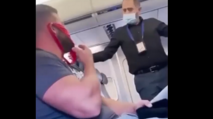 Pasajero es expulsado de un avión por usar una tanga en lugar de mascarilla