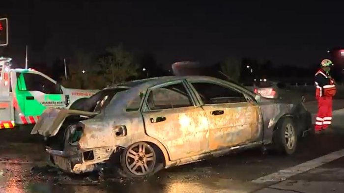 Turba derribó portón para robar bodega: En simultáneo incendiaron dos vehículos