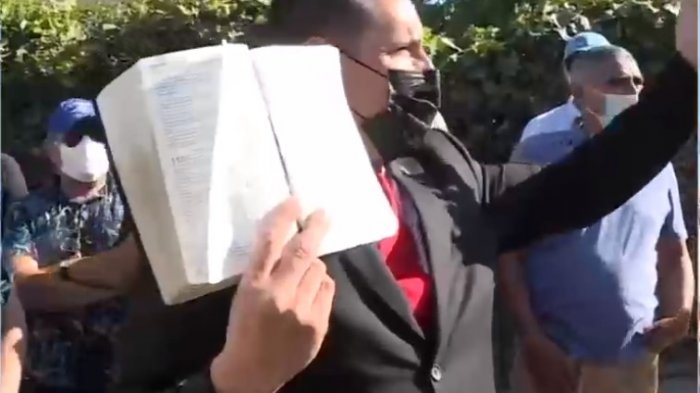 Pastor Soto llegó hasta el local de votación de Kast y se enfrentó con sus adherentes