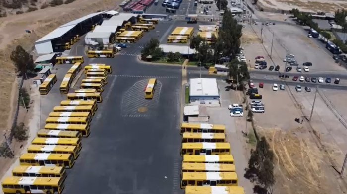 Toma aérea muestra gran cantidad de buses estacionados en terminal de Puente Alto