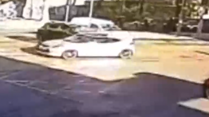 Robo de auto termina con grave choque y cuatro ciclistas atropellados en Vicuña Mackenna