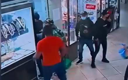 Violento asalto armado en joyería de Santiago Centro: Robo fue frustrado por trabajadores
