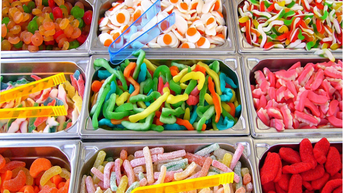 Niño de 4 años gastó más de $1 millón en dulces tras usar el celular de su papá