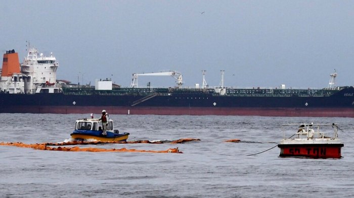 “Nos están matando el verano”: Pescadores y autoridades reaccionan ante derrame de petróleo en Quintero