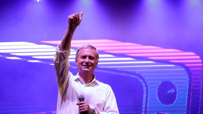 Kast reaparece hablándole a adherentes: 