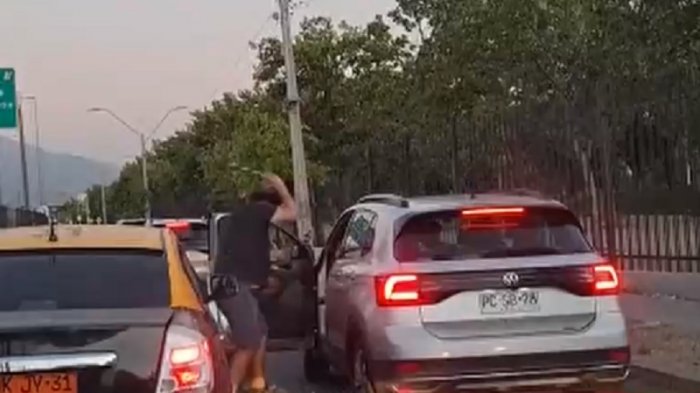 Preocupante ambiente: Violentas discusiones en autopistas de Santiago