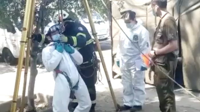 Investigan hallazgo de cuerpo calcinado al interior de ducto en Santiago