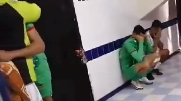 Tragedia enluta al fútbol mundial: Jugador murió tras golpearse la cabeza durante un partido en Argelia