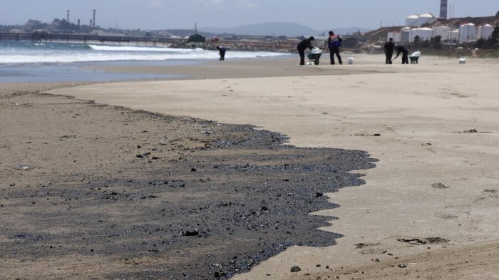Derrame de combustible en Quintero: Temen que contaminación espante turistas