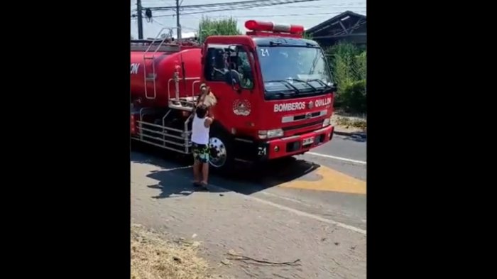Niño detuvo carro de Bomberos para donar agua a voluntarios que combaten incendios forestales en Quillón