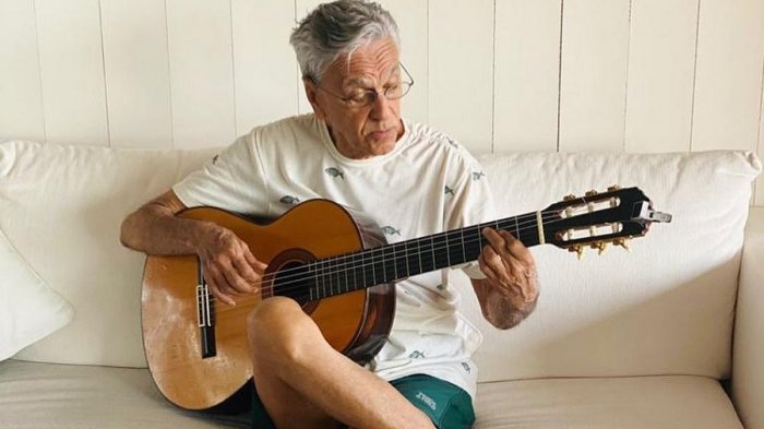 Caetano Veloso anunció que tiene COVID-19 y criticó a Bolsonaro por proceso de vacunación en Brasil