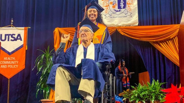 A los 87 años anciano se gradúa junto a nieta de la universidad