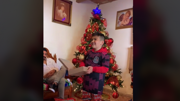 La viralizada reacción de un niño mexicano tras ser invitado por Coldplay a uno de sus conciertos