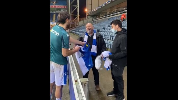 Ben Brereton le regaló su camiseta a hincha chileno que lo fue a ver al estadio