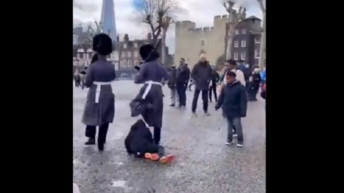 Ni se inmutó: Guardia de la reina Isabel pisoteó a un niño distraído que se cruzó en su marcha