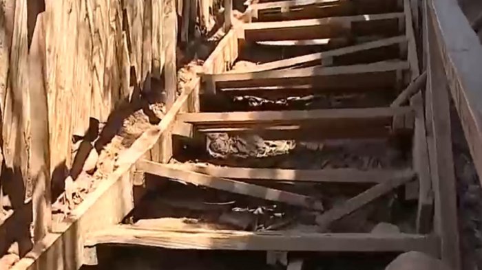 Riesgosa escalera para acceder a la playa Cau Cau genera molestia en la comunidad