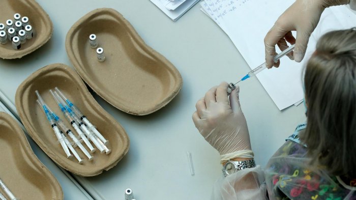 Detienen a médico que fingía inocular a pacientes antivacunas para que obtuvieran el certificado sanitario